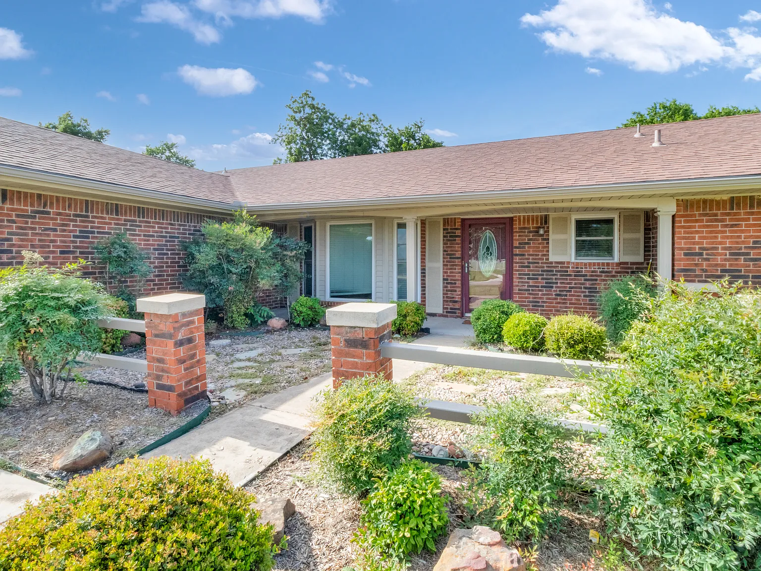 4 bed, 2.5 bath, 1690 sqft, $2,300 — Photo 2