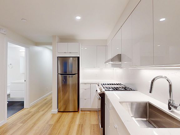 4th image of 3099 Washington St #28