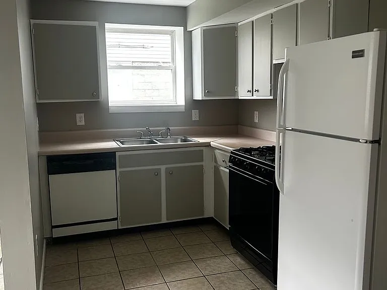 211 Tompkins St — Photo 11