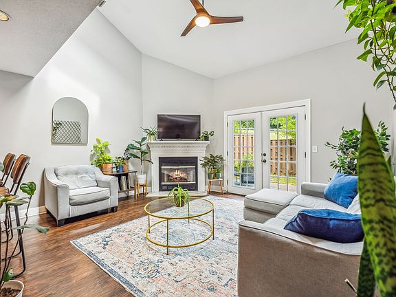5th image of 327 Yorkshire Cir