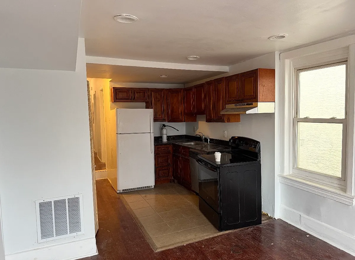 Building Photo - 332 N Preston St #2