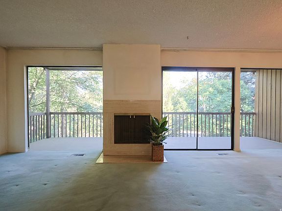 4th image of 2755 N Edgewood Dr