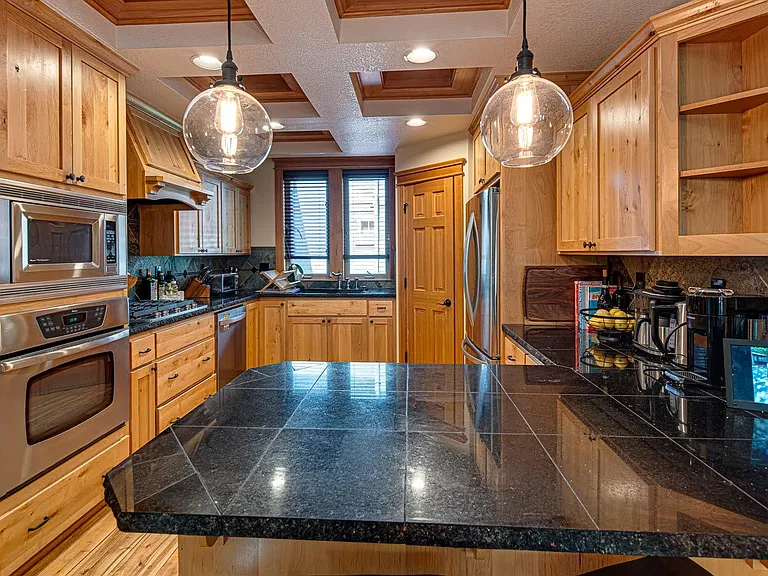 2601 NW Crossing Dr — Photo 5