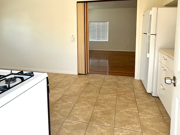 Kitchen, view towards the living room
(Cocina, vista hacia la sala)