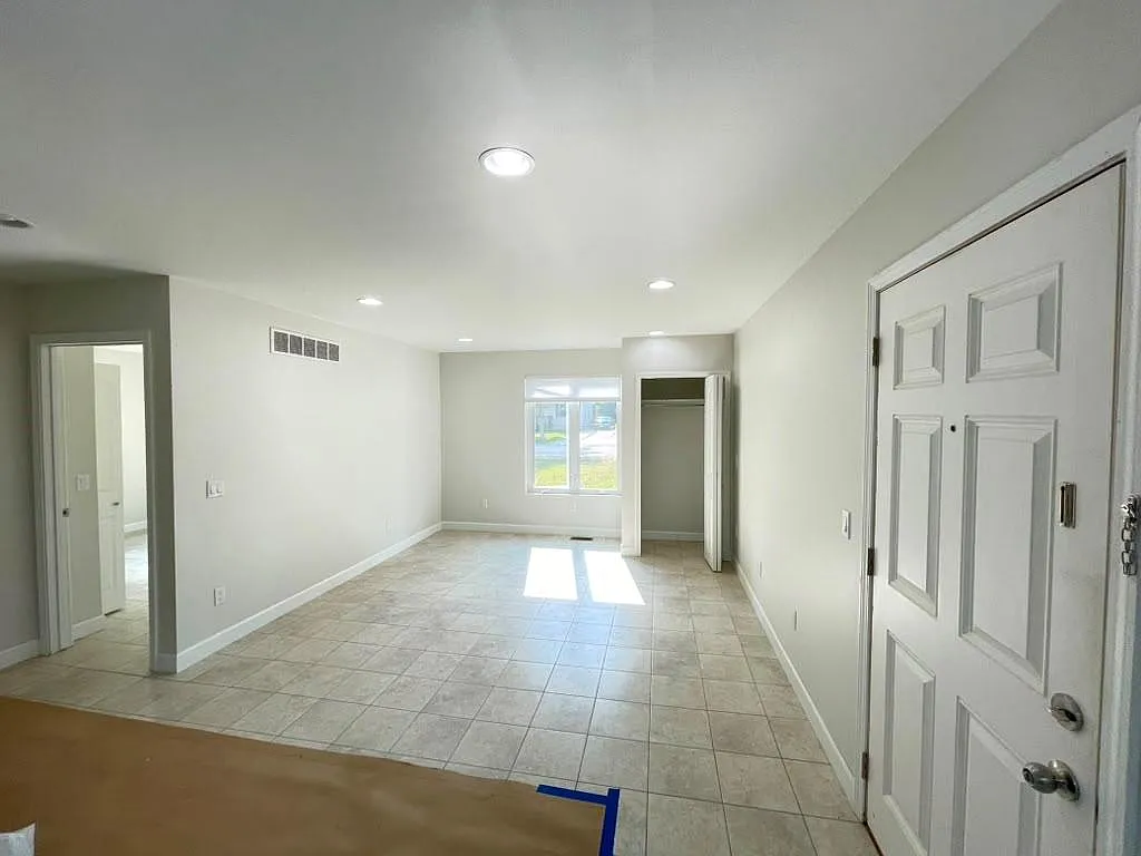 2 bed, 2.0 bath, 1295 sqft, $2,000 — Photo 3