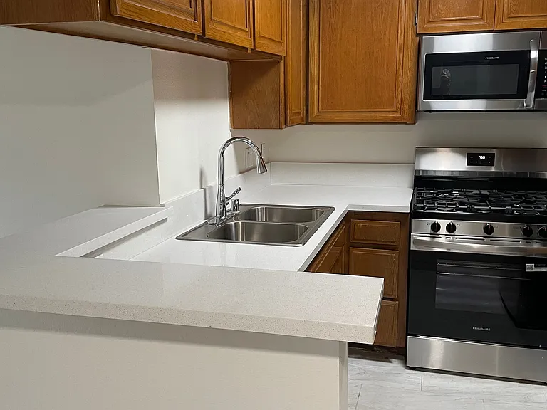 Reeves street luxury apartments — Photo 18