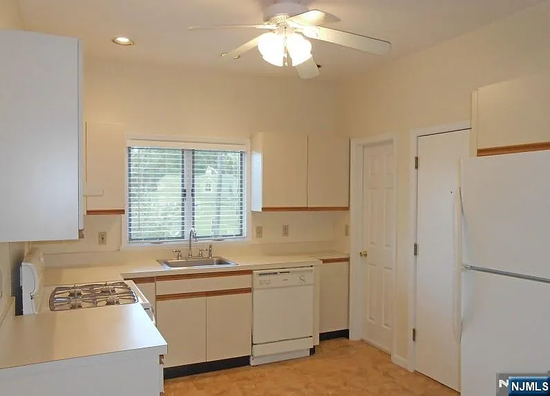 2 bed, 1.0 bath, $2,700 — Photo 3
