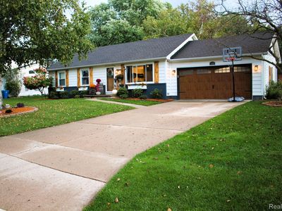 1424 Greenview Dr, Grand Blanc, MI, 48439