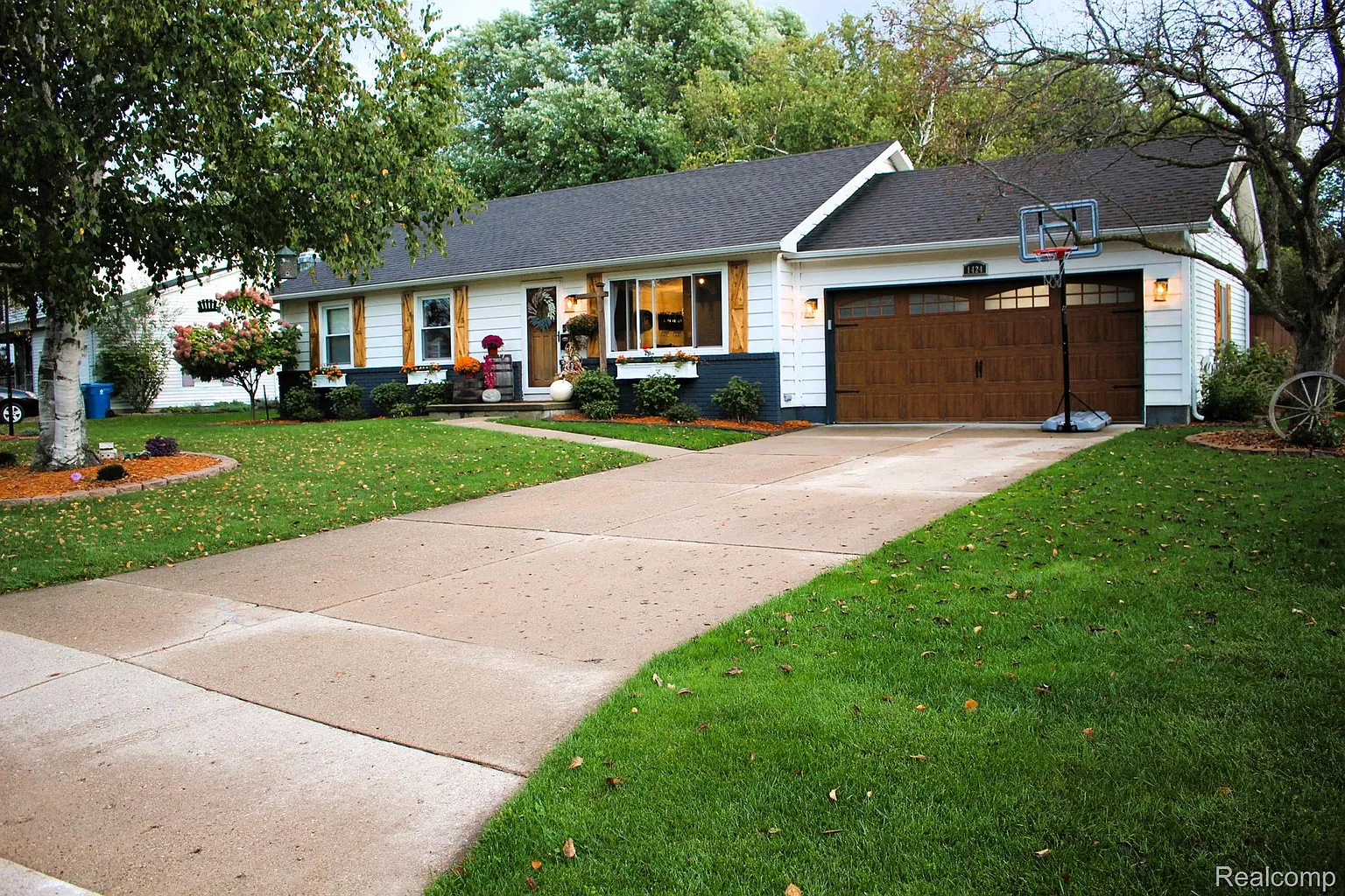 1424 Greenview Dr photo 1