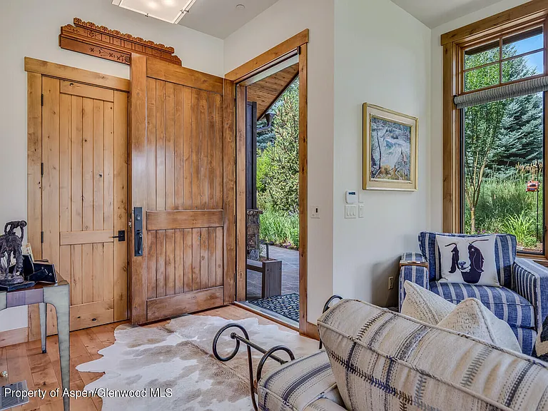 138 Club Lodge Dr — Photo 2