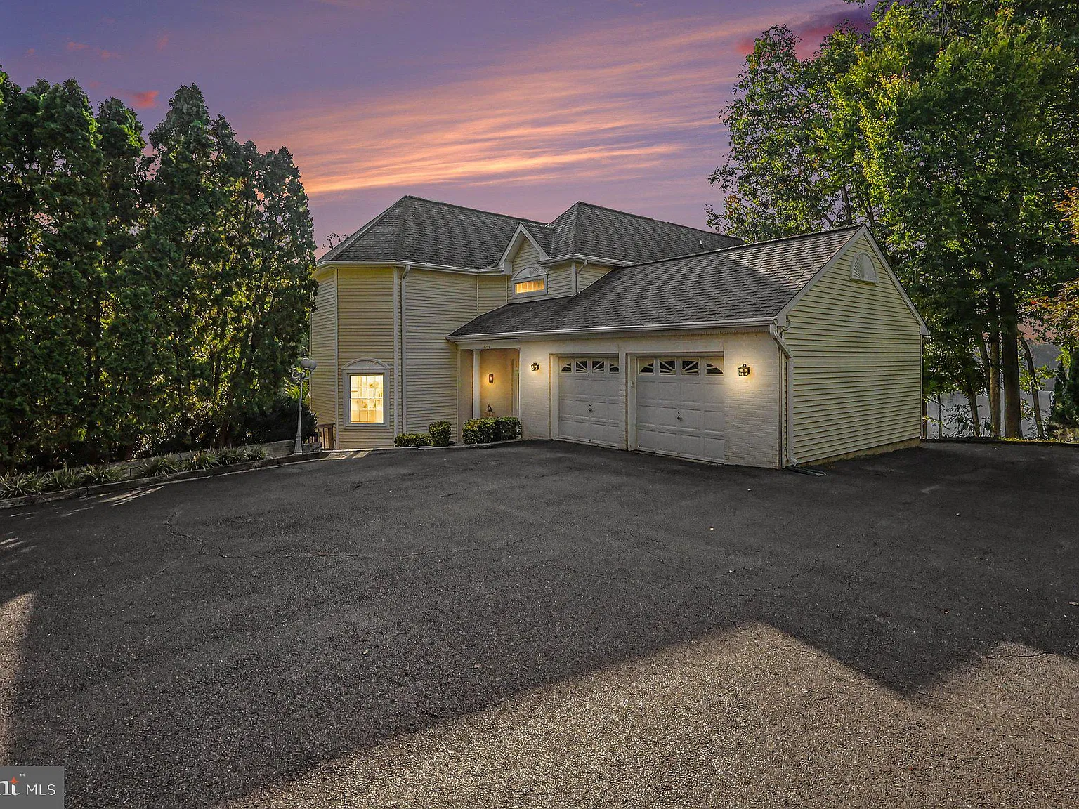 5 bed, 3.5 bath, 4074 sqft, $6,045 — Photo 3