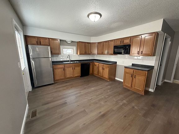 3rd image of 420 E Dewald St