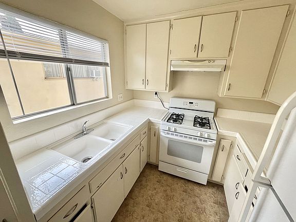 4th image of 4665 Cherokee Ave #16