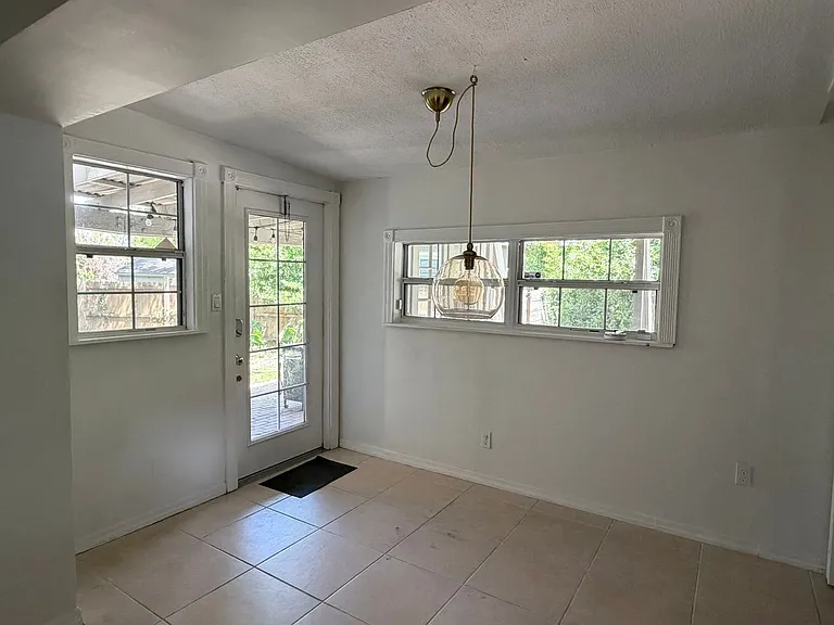 1227 Country Club Dr — Photo 2