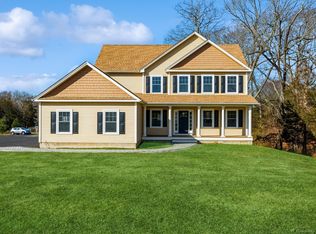 12 Royal Oak Ln, Wallingford, CT 06492