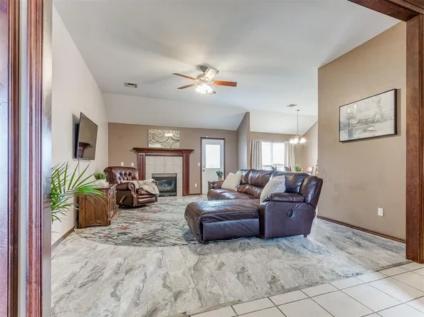 11712 SW 7th St, Yukon, OK 73099