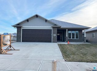 1516 S Meadowland Ave, Sioux Falls, SD 57106