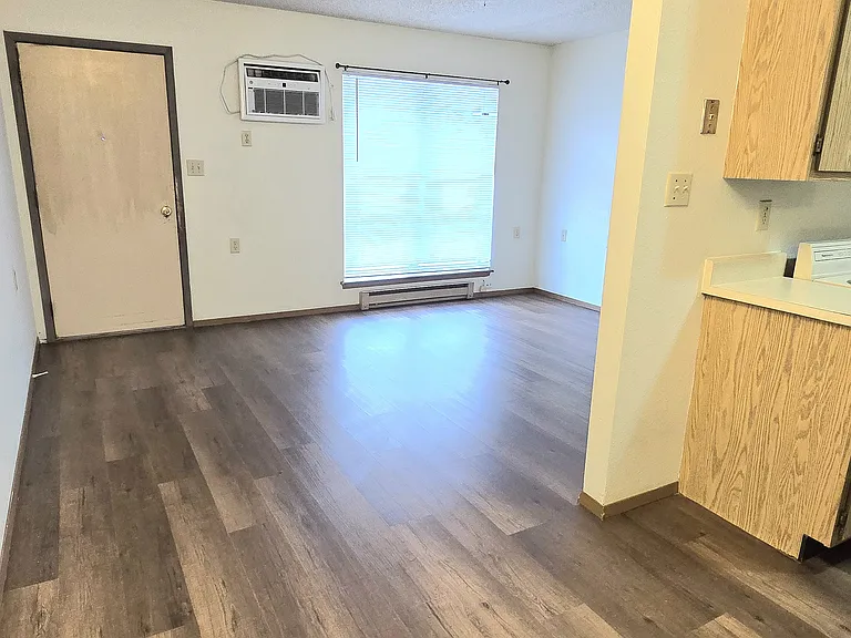 410 N Fisher St #8 — Photo 3