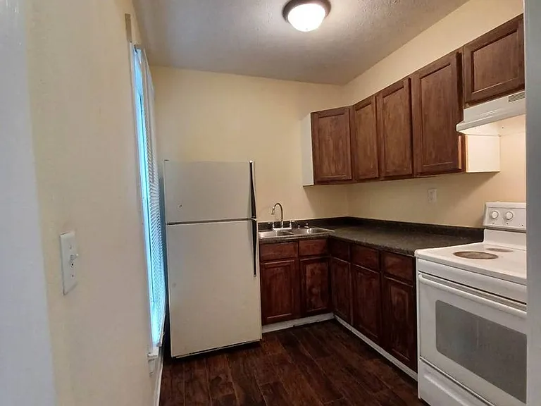 136 N Longwood St — Photo 2