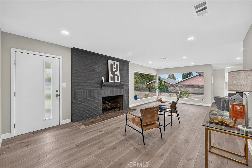 3 bed, 3.0 bath, 1714 sqft, $3,500 — Photo 3