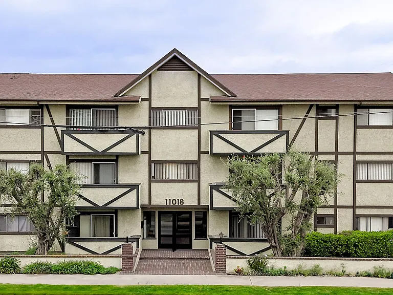 11018 Moorpark Apartments — Photo 18