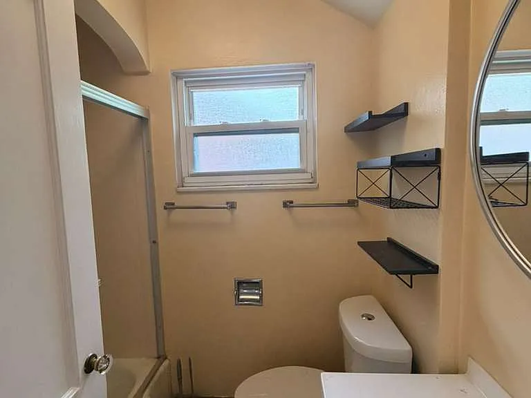 706 W Gramercy Ave — Photo 15