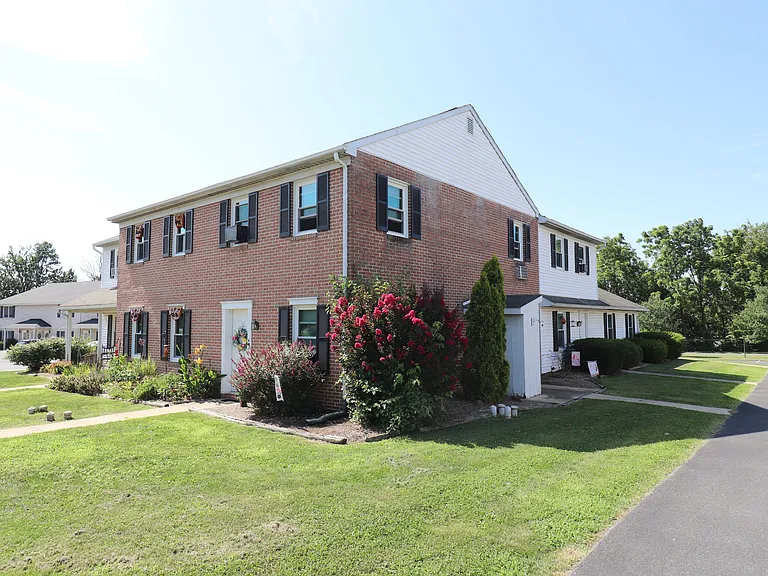 244 Colonial Dr — Photo 1