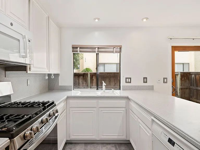 130 W Alamar Ave #3 — Photo 7