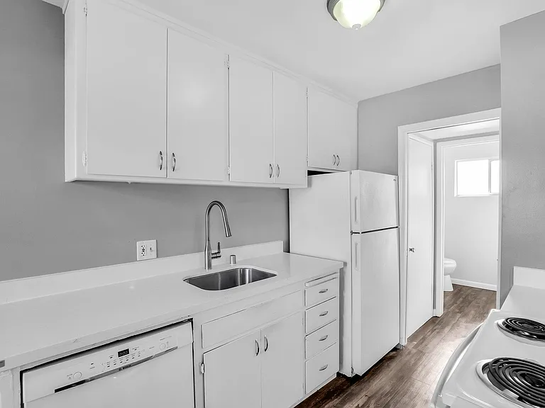 Ethan Apartments — Photo 10