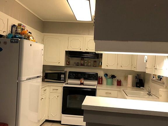 3rd image of 218 E Linda St