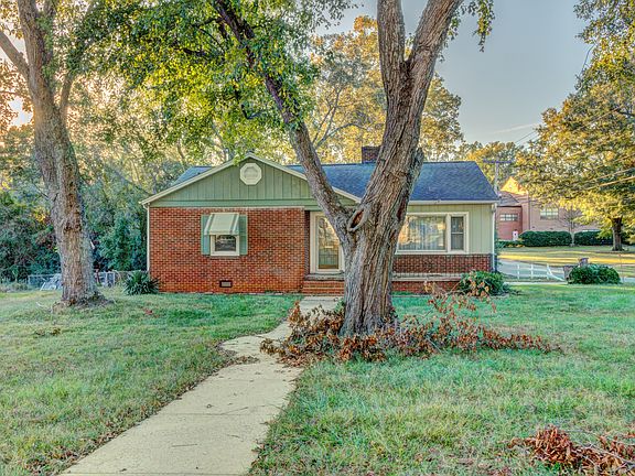 3rd image of 800 Elmwood Dr