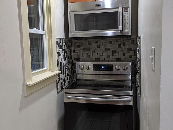 Stove & Microwave in alcove