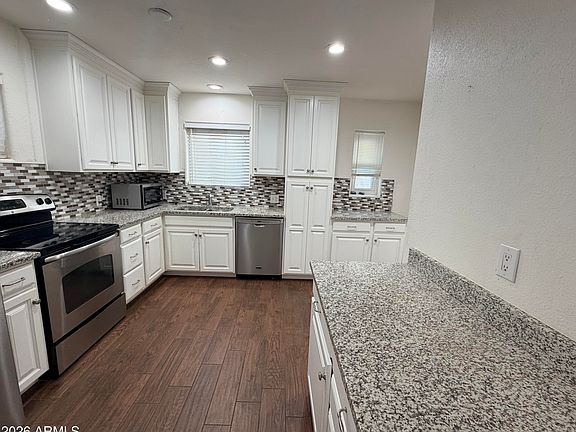 3rd image of 2854 N GREENFIELD Road