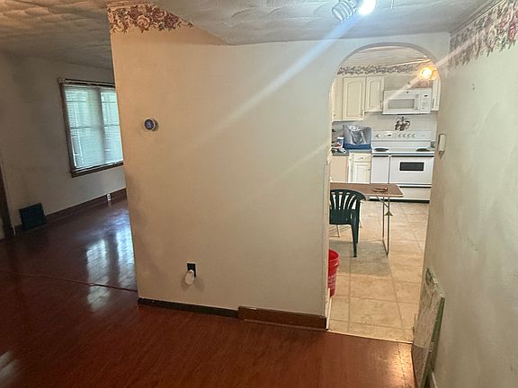 5th image of 34 Jarvis Pl