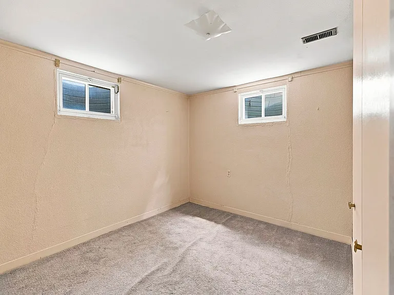 513 Harvard Ln — Photo 16