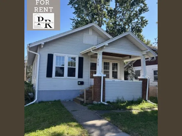 715 S 8th St, Clinton, IA 52732