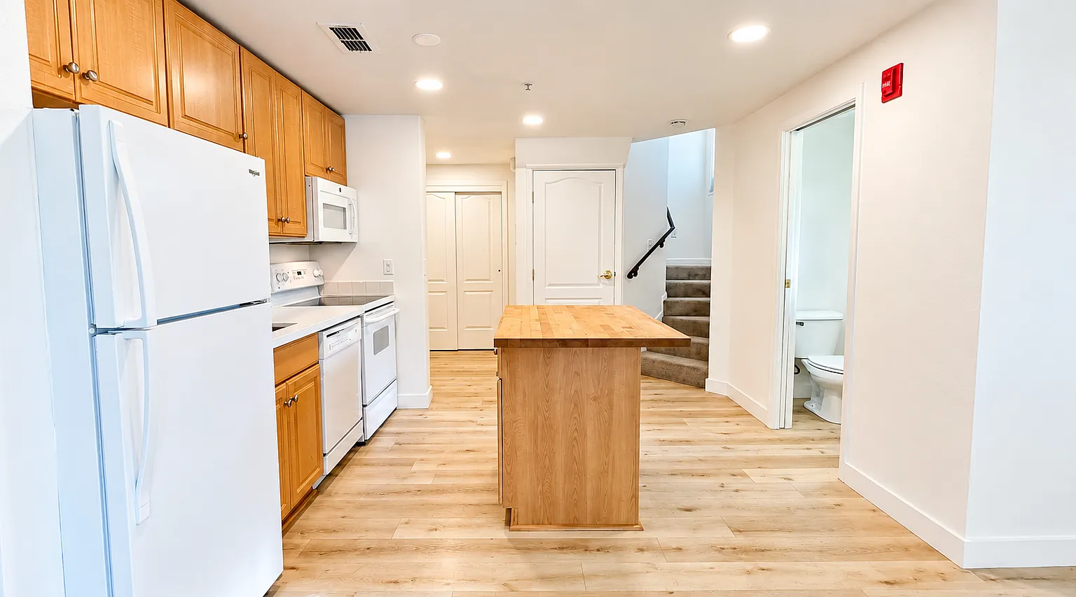 2 bed, 1.5 bath, 1010 sqft, $2,425 — Photo 3
