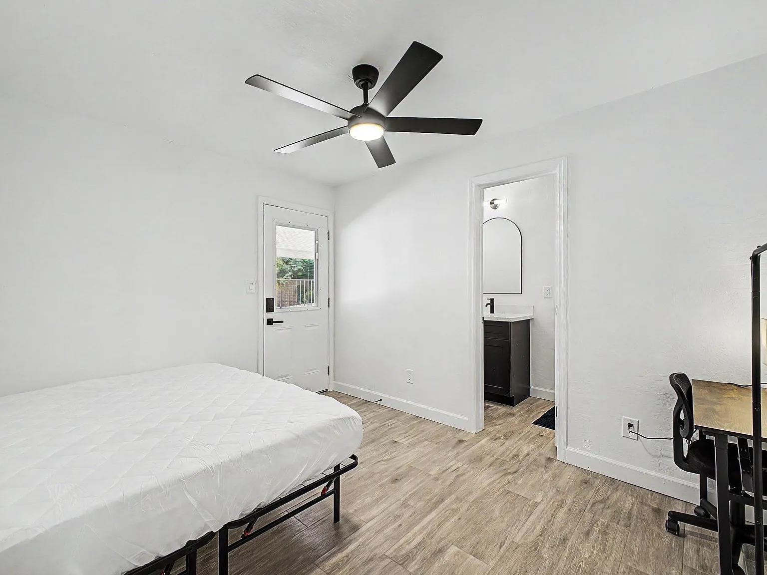 4 bed, 5.0 bath, 2800 sqft, $1,312 — Photo 2
