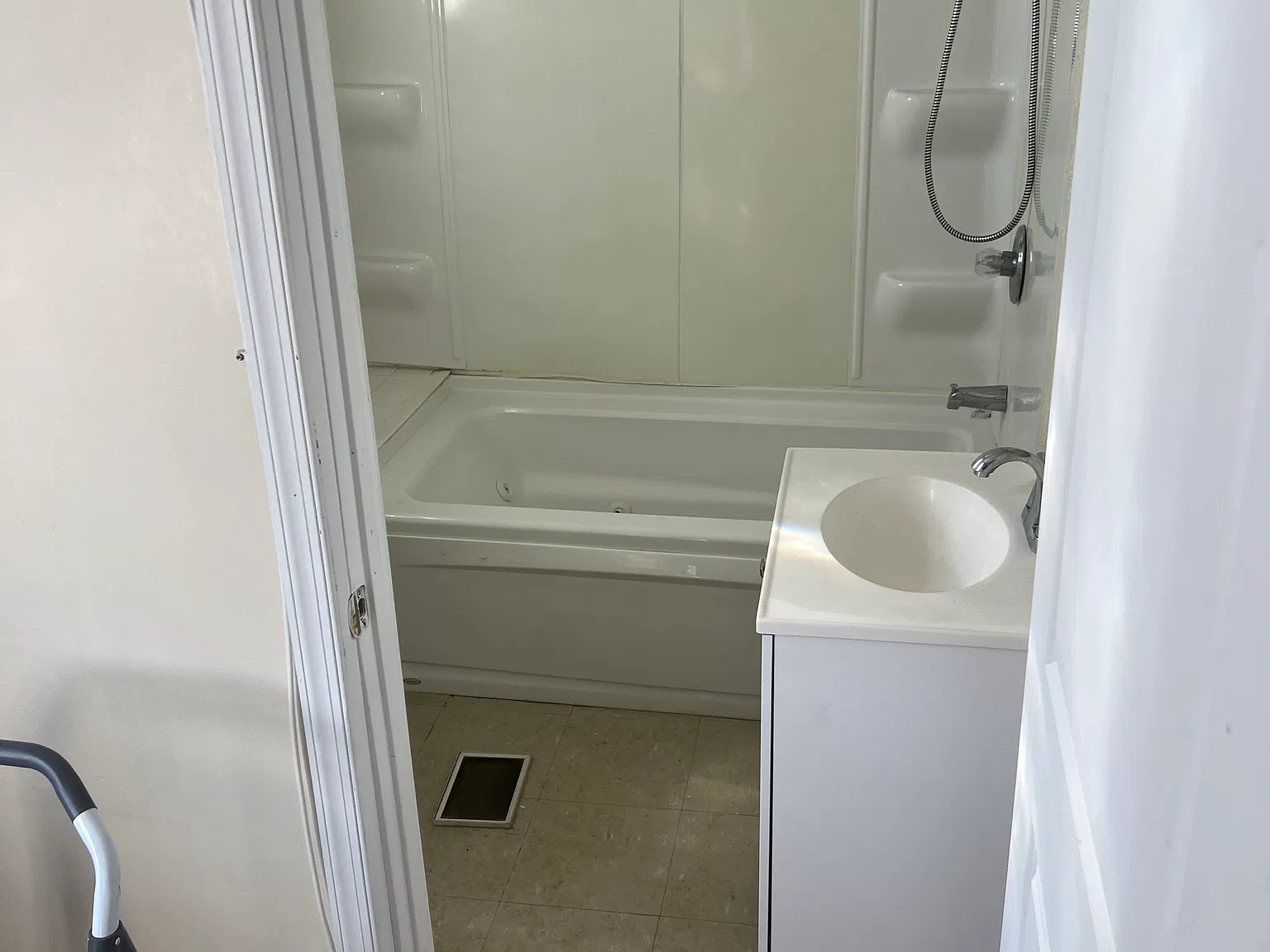1 bed, 80 sqft, $1,100 — Photo 3