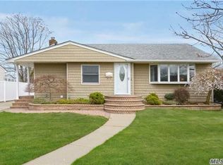 34 Andover Ln, Hicksville, NY