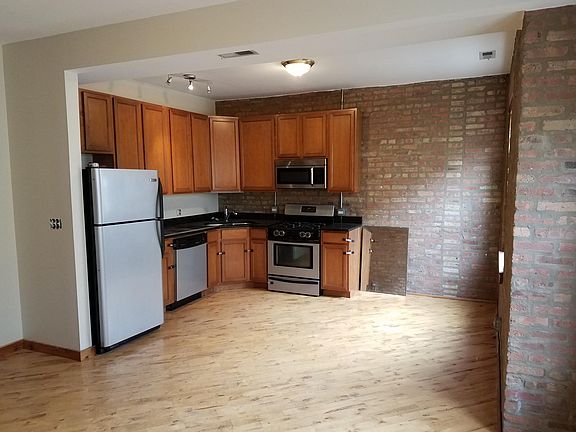 3rd image of 1118-28 E Hyde Park