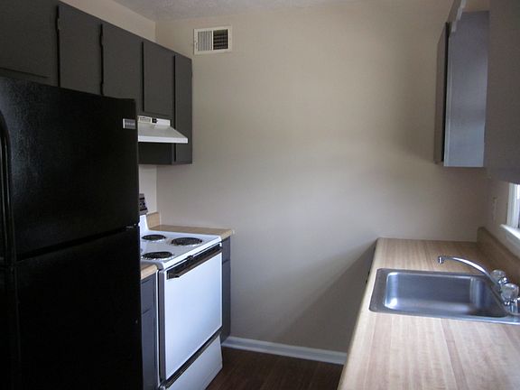 4th image of 3720 Camelot Dr APT 3