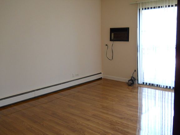 2nd image of 845 Westmoreland Dr APT 5