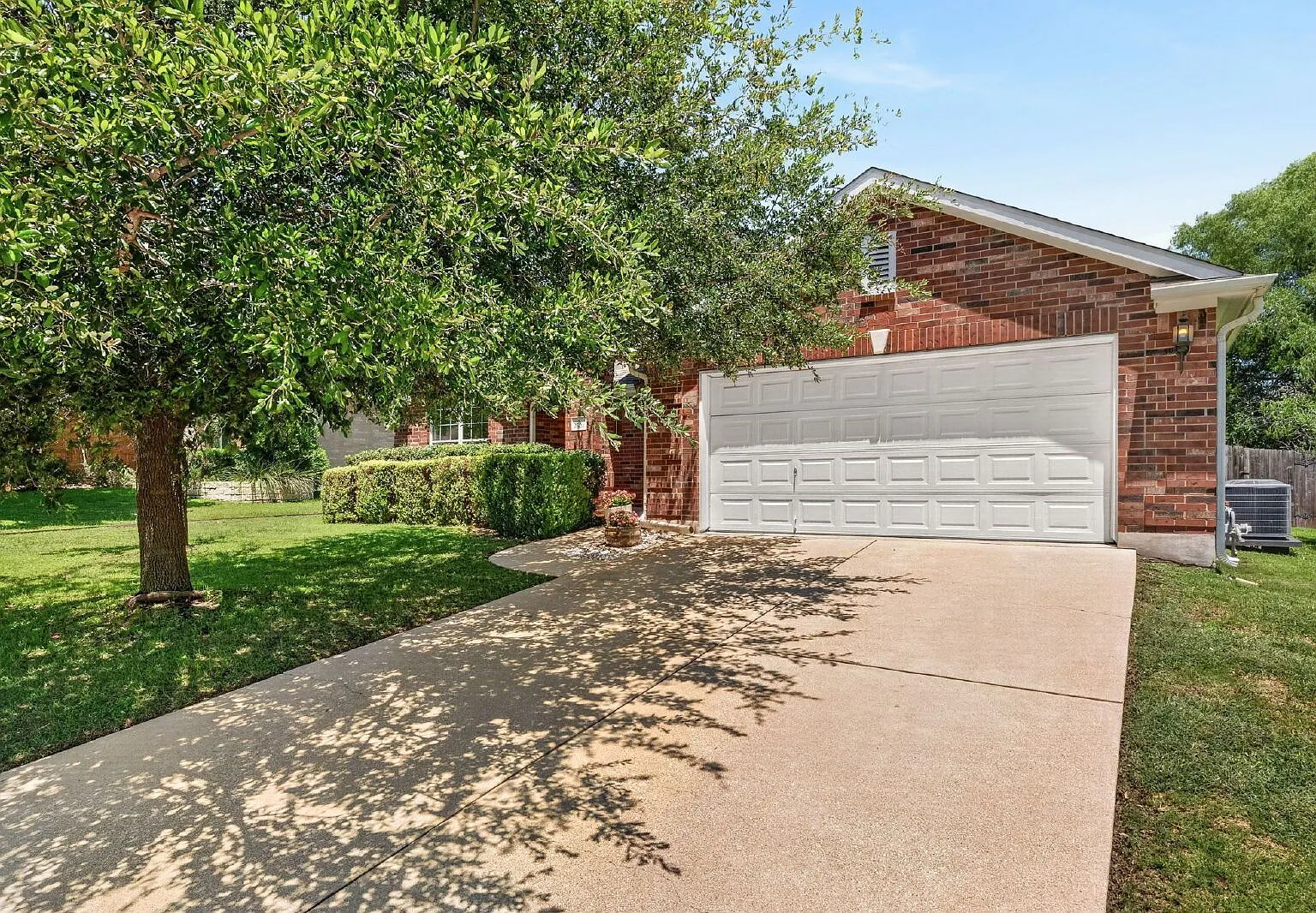 3 bed, 2.0 bath, 1831 sqft, $2,300 — Photo 3