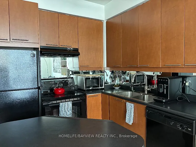 1121 Bay St #405 — Photo 9
