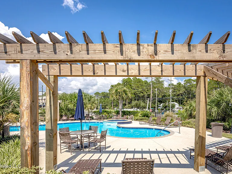 2421 Beachview Dr — Photo 40