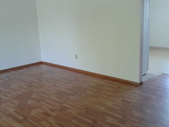 3rd image of 108 NE C St APT C