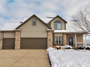 4015 Belair Dr, Urbandale, IA 50323