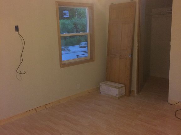 Master Bedroom (14' x 12')