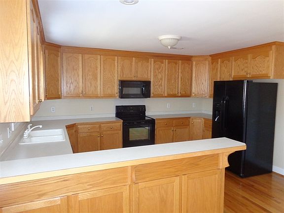 5th image of 2418 Emily Dr